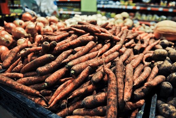 Mua cà rốt nên chọn loại sạch bóng hay còn dính đất? Hóa ra có một sự khác biệt lớn, ai cũng có thể nhầm-1