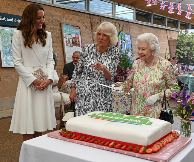 Nữ hoàng Anh gặp riêng con dâu Camilla và Công nương Kate nhắn gửi nhiều điều, trong đó có liên quan nhà Meghan-3