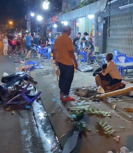 Rùng mình cảnh tượng tan hoang khi chiếc ô tô lao vào quán nhậu vỉa hè, 3 người bị thương nằm la liệt-3