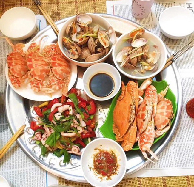 Con gái làm mâm hải sản tươm tất đãi bố mẹ đẻ, chồng về mỉa mai: Đua nhau ăn cho hết rồi chết điếng trước hành động ngay lập tức của vợ hiền lành!-2