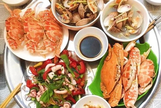 Con gái làm mâm hải sản tươm tất đãi bố mẹ đẻ, chồng về mỉa mai: 