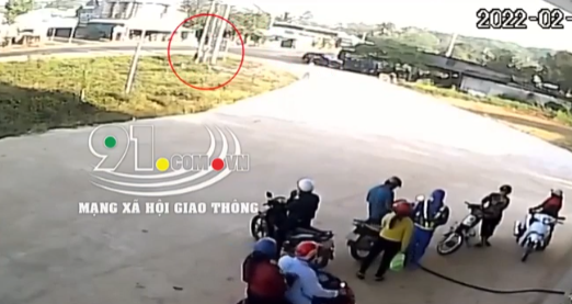 Khoảnh khắc người đàn ông bị xe tải lật đè lên người rồi kéo lê trên đường, camera chỉ ra lỗi sai gây thảm kịch-1