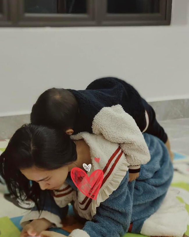 Hòa Minzy cùng con trai lộ diện sau tuyên bố chia tay Minh Hải, nói một câu đầy xót xa-1
