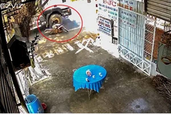Bình Dương: Nam sinh viên bị xe tải cán tử vong trên đường đi học về, người cha gào khóc đau đớn tại hiện trường-4