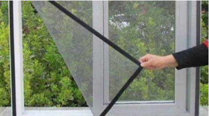 Mẹo làm sạch cửa sổ lưới nhanh chóng, không cần tháo rời mà thao tác lại cực kỳ đơn giản và hiệu quả-1