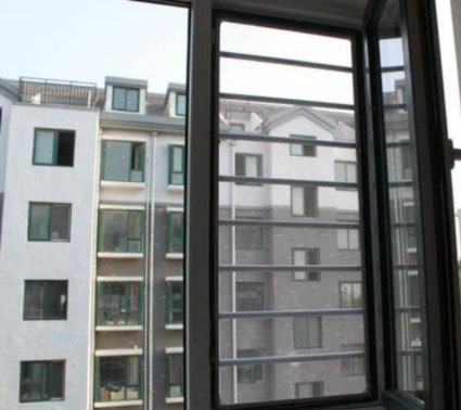 Mẹo làm sạch cửa sổ lưới nhanh chóng, không cần tháo rời mà thao tác lại cực kỳ đơn giản và hiệu quả-3