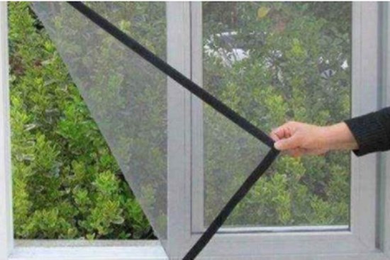 Mẹo làm sạch cửa sổ lưới nhanh chóng, không cần tháo rời mà thao tác lại cực kỳ đơn giản và hiệu quả