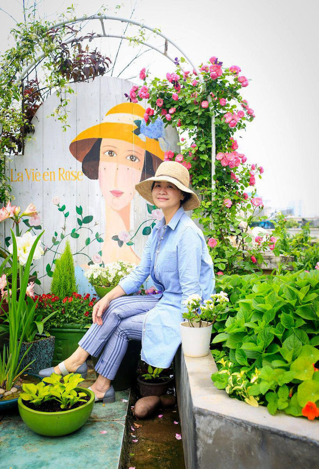 Người phụ nữ 45 tuổi biến toàn bộ không gian sân thượng thành khu vườn địa đàng-17