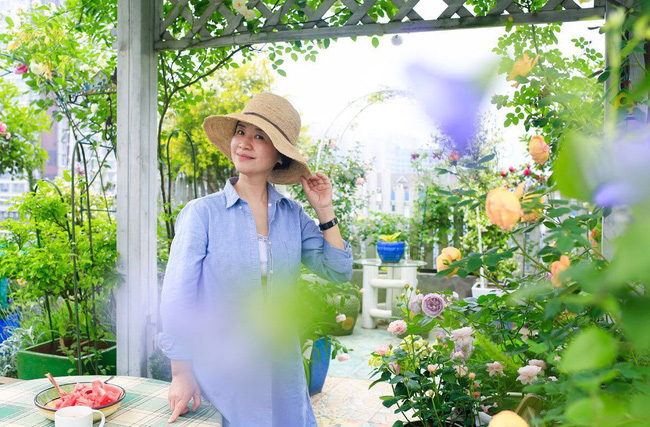 Người phụ nữ 45 tuổi biến toàn bộ không gian sân thượng thành khu vườn địa đàng-15