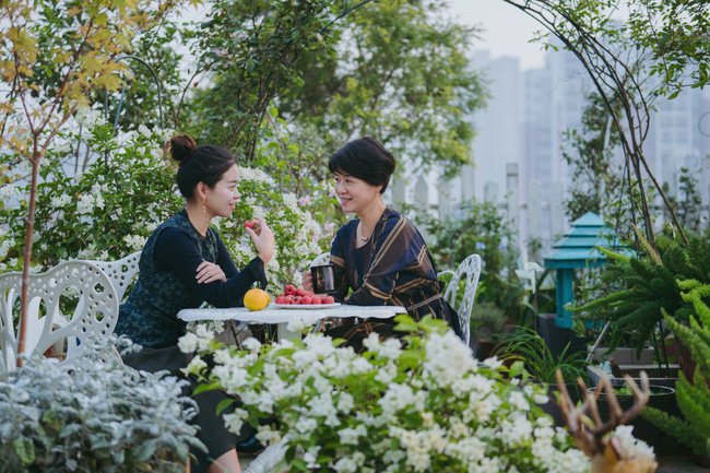 Người phụ nữ 45 tuổi biến toàn bộ không gian sân thượng thành khu vườn địa đàng-10