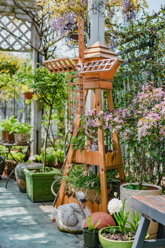 Người phụ nữ 45 tuổi biến toàn bộ không gian sân thượng thành khu vườn địa đàng-9