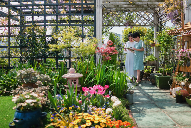 Người phụ nữ 45 tuổi biến toàn bộ không gian sân thượng thành khu vườn địa đàng-8