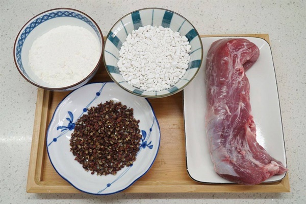 Để món thịt heo chiên bên ngoài giòn tan, bên trong thơm mềm nhớ cho thêm loại bột mà nhà bếp nào cũng có-1