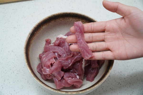 Để món thịt heo chiên bên ngoài giòn tan, bên trong thơm mềm nhớ cho thêm loại bột&nbsp;mà nhà bếp nào cũng có-2