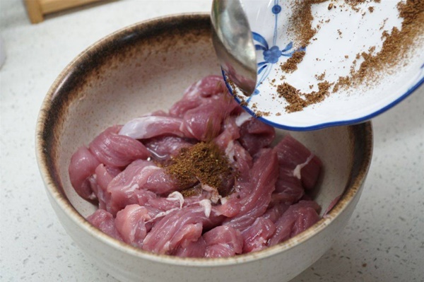 Để món thịt heo chiên bên ngoài giòn tan, bên trong thơm mềm nhớ cho thêm loại bột mà nhà bếp nào cũng có-4