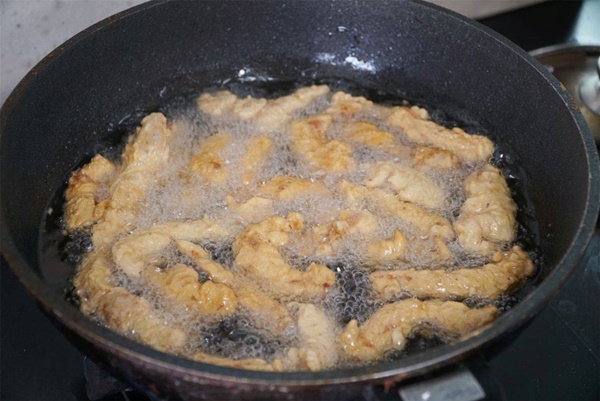 Để món thịt heo chiên bên ngoài giòn tan, bên trong thơm mềm nhớ cho thêm loại bột mà nhà bếp nào cũng có-5