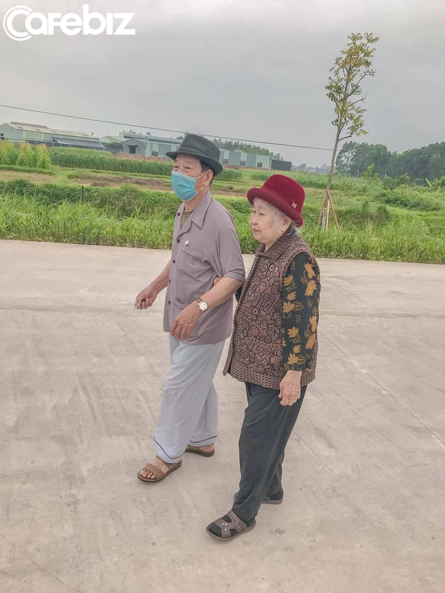 Tình yêu thời ‘ông bà ta’ thế đấy: Vợ chồng U90 ở Quảng Ninh nắm tay nhau đi làm CCCD, xa 1 ngày chịu không nổi-1