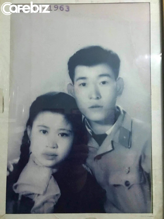 Tình yêu thời ‘ông bà ta’ thế đấy: Vợ chồng U90 ở Quảng Ninh nắm tay nhau đi làm CCCD, xa 1 ngày chịu không nổi-2