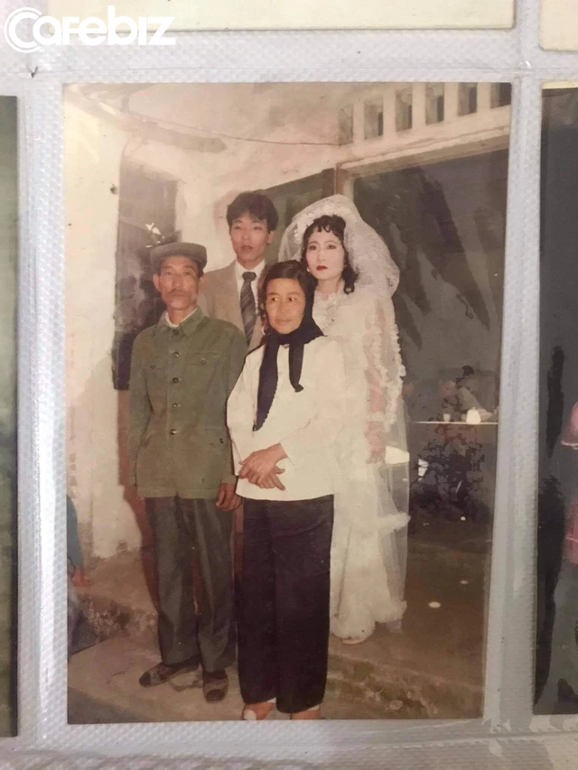 Tình yêu thời ‘ông bà ta’ thế đấy: Vợ chồng U90 ở Quảng Ninh nắm tay nhau đi làm CCCD, xa 1 ngày chịu không nổi-3