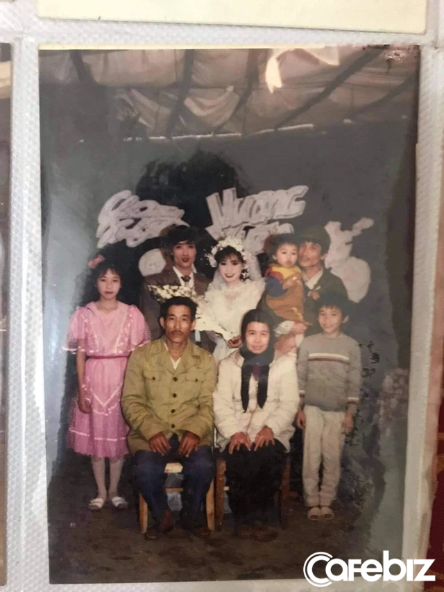 Tình yêu thời ‘ông bà ta’ thế đấy: Vợ chồng U90 ở Quảng Ninh nắm tay nhau đi làm CCCD, xa 1 ngày chịu không nổi-4