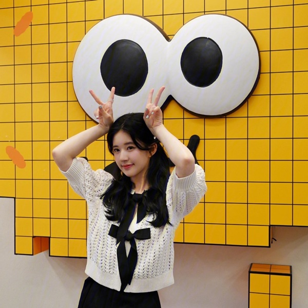 Jisoo đụng hàng mỹ nhân trà xanh Triệu Lộ Tư: Đẳng cấp sang chảnh phân định chỉ bằng 1 món đồ-4