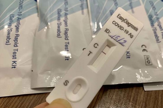Kỷ lục 4 vạn F0, dân tăng mua kit test nhanh, khẩu trang phòng thủ