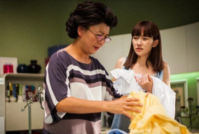 Hết cữ, bố mẹ chồng thưởng cho chuyến du lịch, vợ chồng tôi hào hứng đi ngay nhưng lúc về thì hoang mang thấy cảnh người ra vào nhà mình nấp nập-1