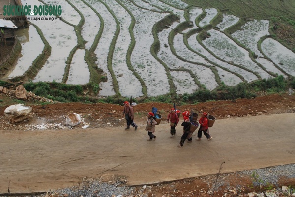 Du khách ùn ùn đi săn băng tuyết, Cục Cảnh sát giao thông khuyến cáo khẩn-1