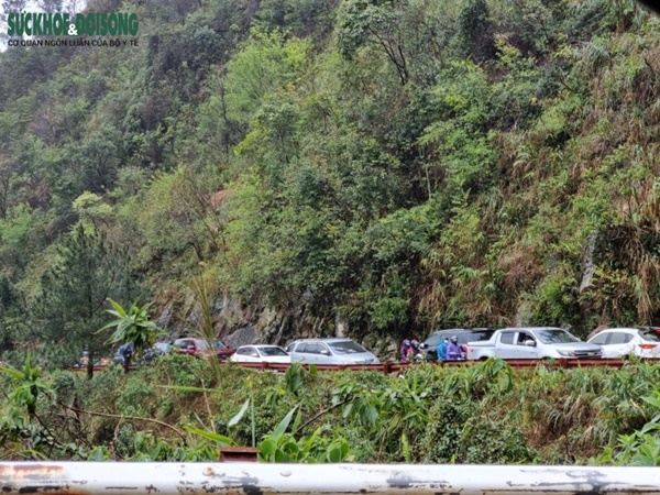 Du khách ùn ùn đi săn băng tuyết, Cục Cảnh sát giao thông khuyến cáo khẩn-11