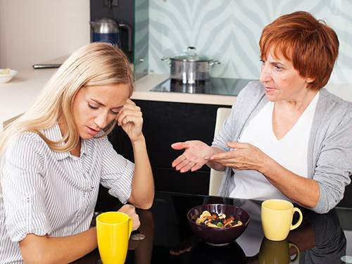 Biết tôi có bệnh, mẹ chồng lạnh lùng ép con trai ly thân, hành động của chồng càng khiến tôi thất vọng-2