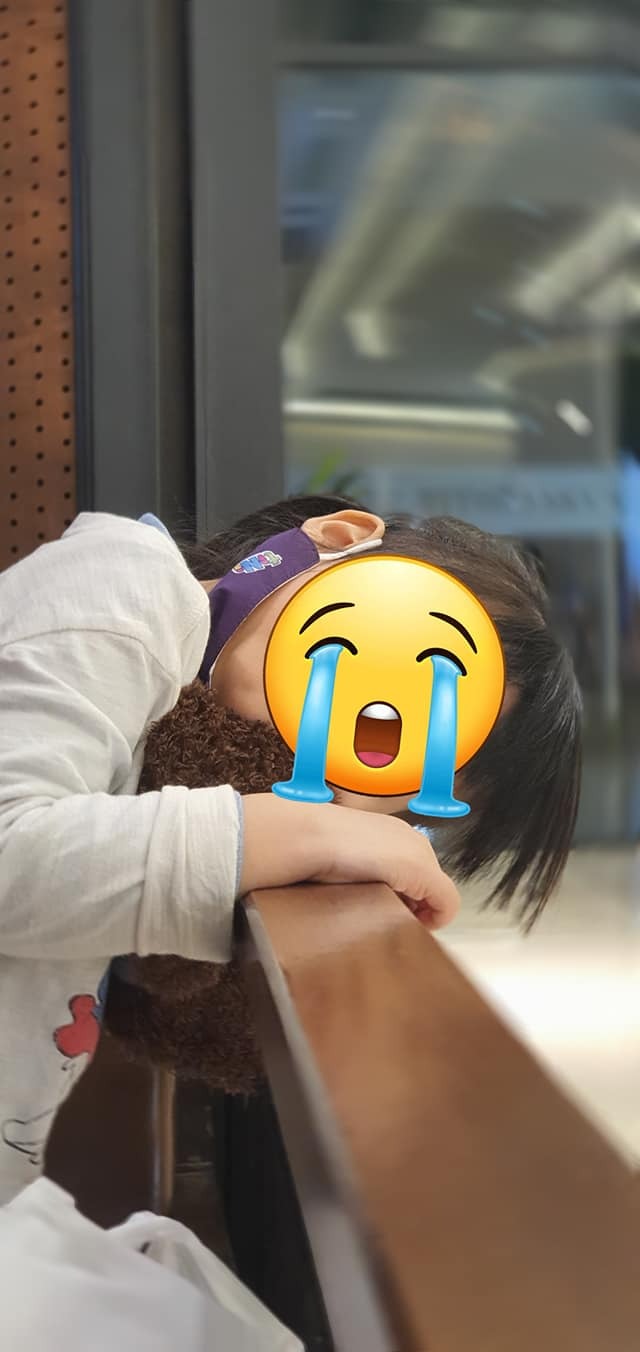 Bé gái bị cửa cuốn kẹp cổ khi ngồi tại quán trà ở Hà Nội, lời cảnh báo cho các phụ huynh-1