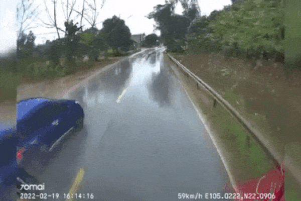 Tài xế đạp nhầm chân ga, ôtô tông hàng loạt xe máy dừng đèn đỏ-4