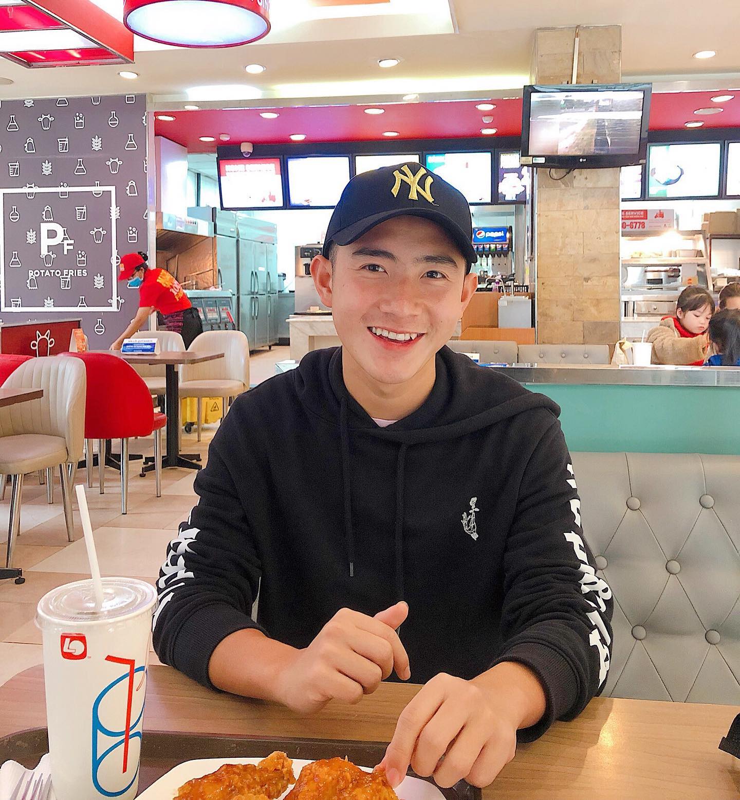 Visual mới của U23 Việt Nam đang đại náo TikTok: Hotboy sinh năm 2k1, cười cái là lịm tim-3