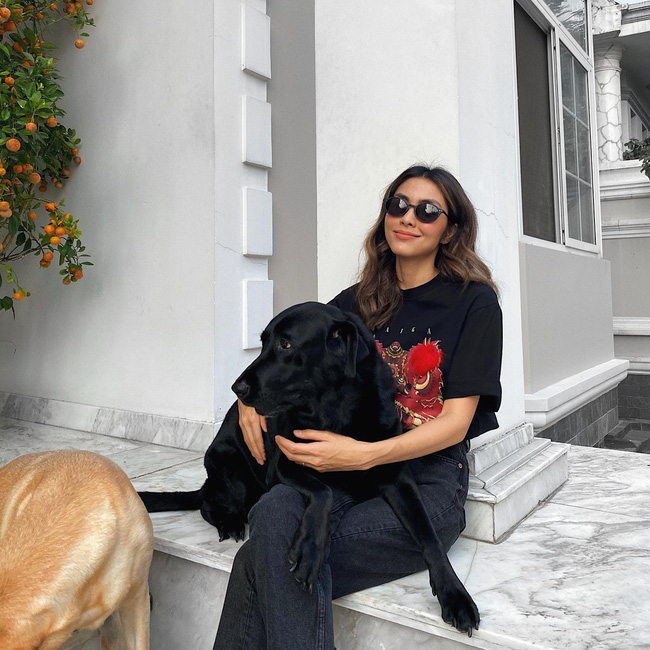 Quần đen nhạt mấy thì vào tay sao Việt cũng thành sang xịn mịn-4