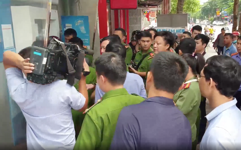 Thấy đèn nhấp nháy ngứa mắt, người đàn ông vác gậy đập nát cây ATM-1