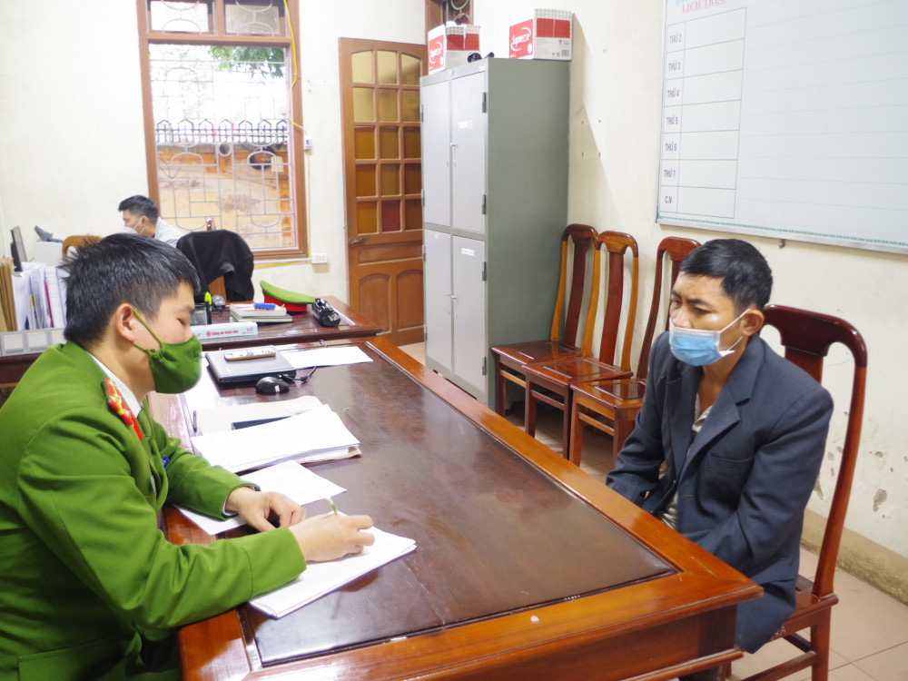 Thấy đèn nhấp nháy ngứa mắt, người đàn ông vác gậy đập nát cây ATM-3