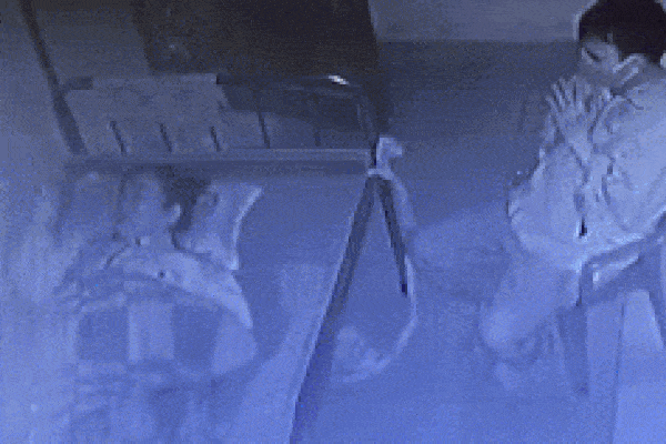 Vợ F0 trở nặng, chồng chắp tay trước giường cầu nguyện, xem camera mà bật khóc