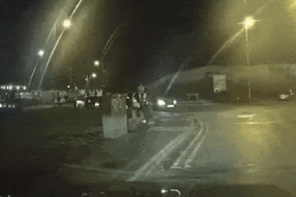 Khoảnh khắc cô gái đi xe đạp tránh kịp ô tô điện mất lái lao lên vỉa hè-1