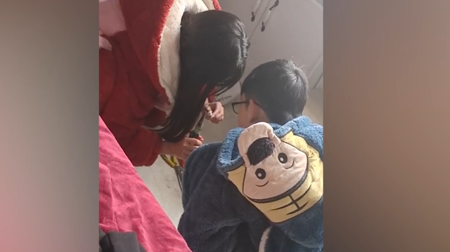 Bố thách thức con trai: Con mở được két sắt bố sẽ chổng ngược đi vệ sinh”, không ngờ đứa trẻ phá khóa trong 30 giây chỉ nhờ vào thứ này-1