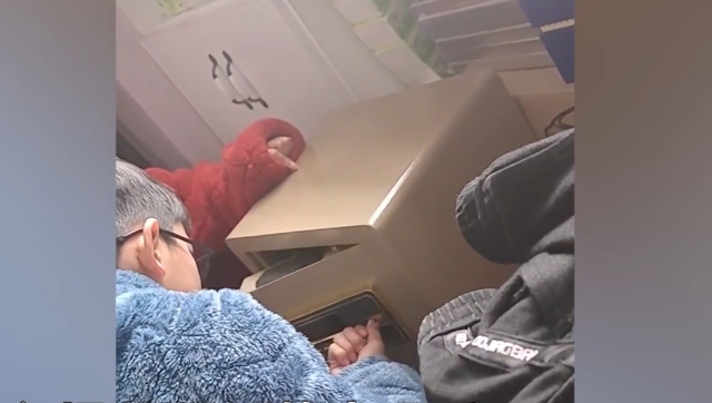 Bố thách thức con trai: Con mở được két sắt bố sẽ chổng ngược đi vệ sinh”, không ngờ đứa trẻ phá khóa trong 30 giây chỉ nhờ vào thứ này-3