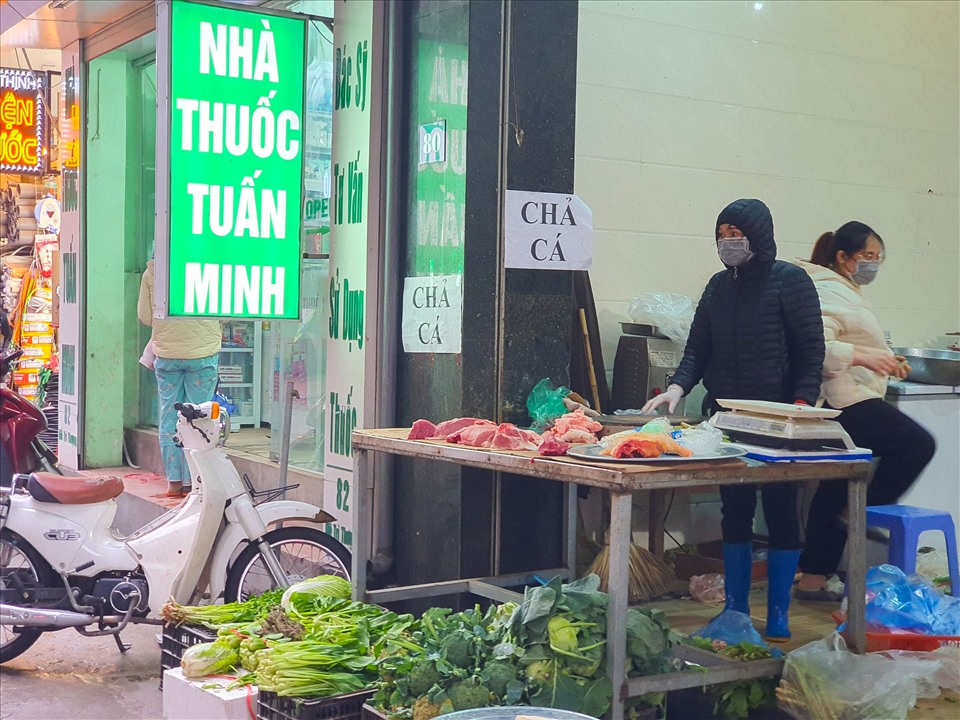 Cạn lời đi chợ giữa dịch Covid-19: Sả đắt gấp ba, thì là 400.000 đồng/kg-4