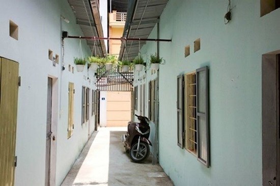 Nhiễm Covid-19, chàng trai bị chủ trọ đuổi ra khỏi nhà ngay trong đêm Hà Nội mưa rét