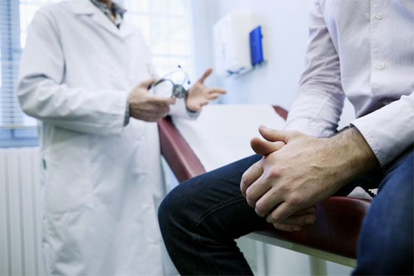 Bố bị gãy của quý do con trai bé nhảy dẫm lên người-1