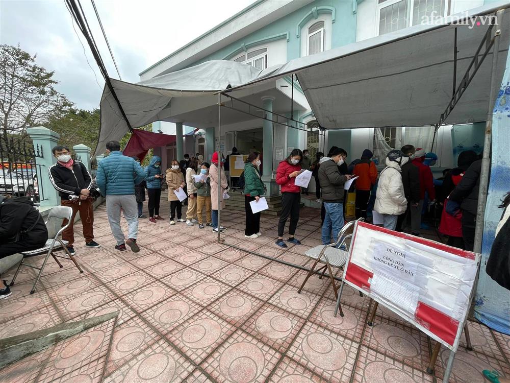 Hà Nội: F0 xếp hàng chờ xét nghiệm đông nghịt ở trạm y tế phường-2