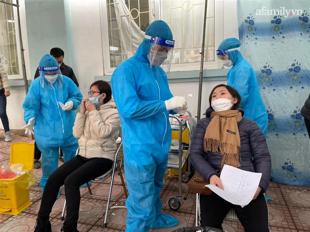 Hà Nội: F0 xếp hàng chờ xét nghiệm đông nghịt ở trạm y tế phường-3