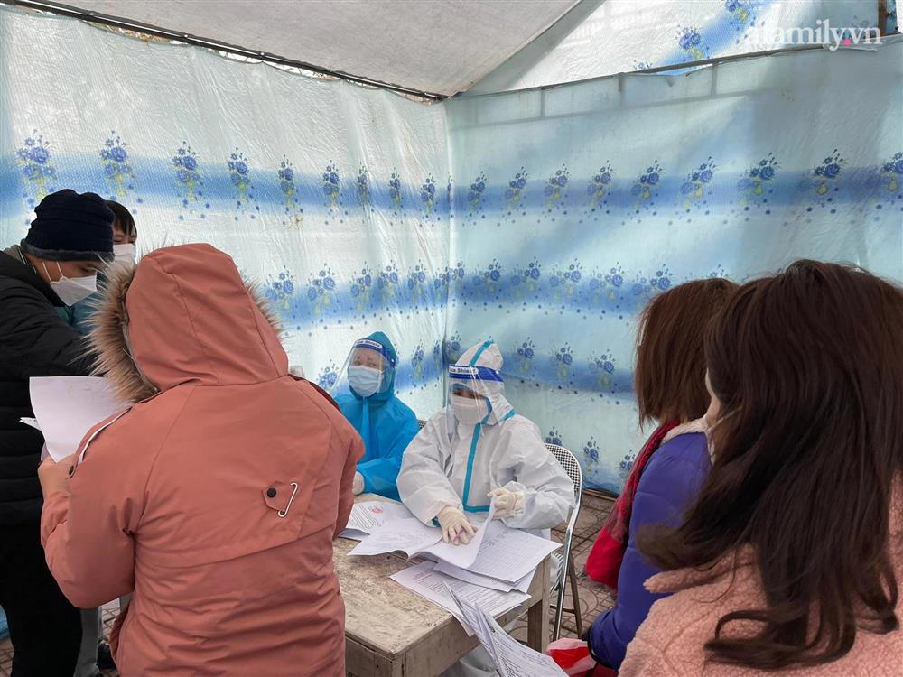 Hà Nội: F0 xếp hàng chờ xét nghiệm đông nghịt ở trạm y tế phường-5