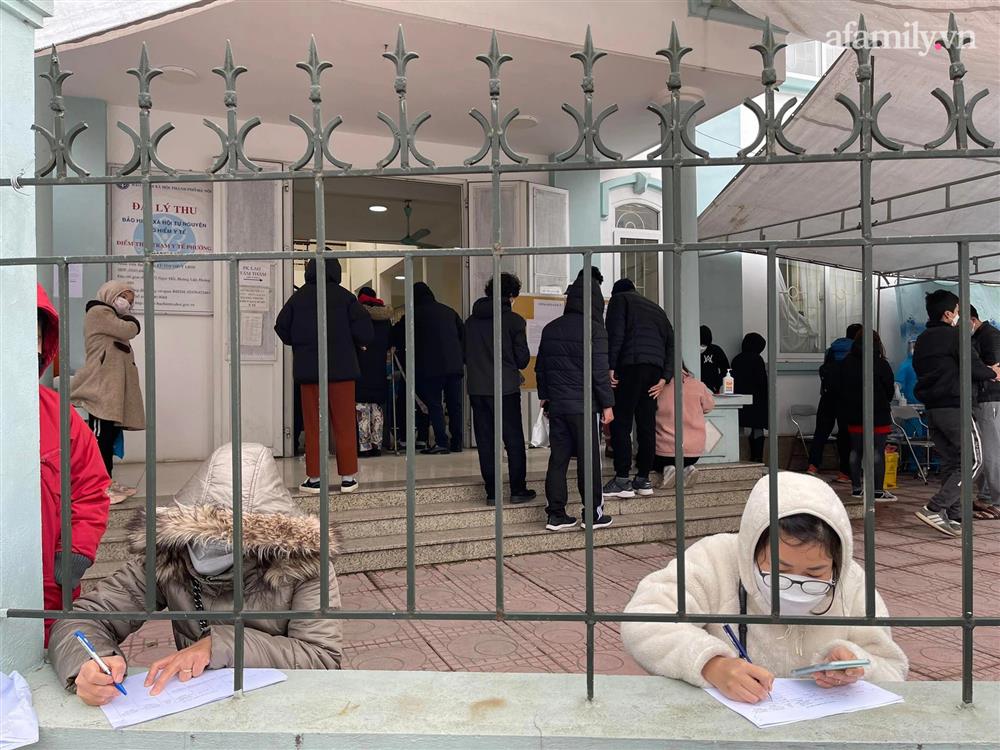 Hà Nội: F0 xếp hàng chờ xét nghiệm đông nghịt ở trạm y tế phường-6