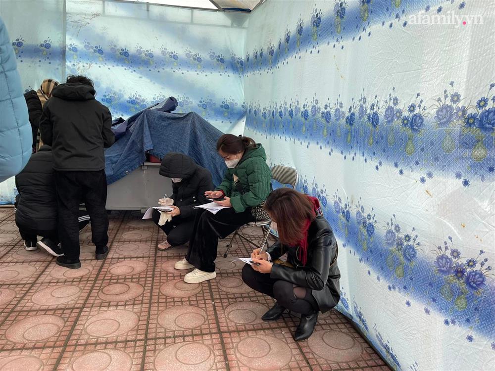 Hà Nội: F0 xếp hàng chờ xét nghiệm đông nghịt ở trạm y tế phường-7