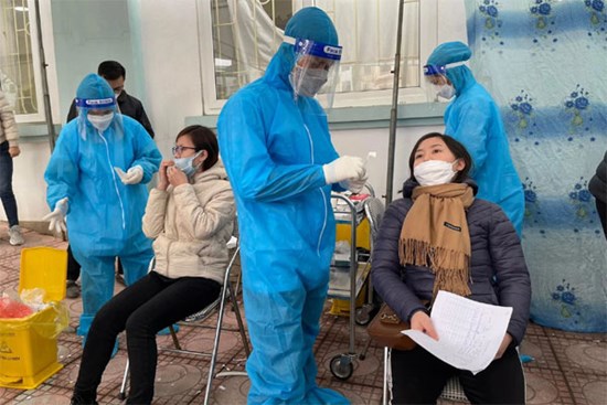 Hà Nội: F0 xếp hàng chờ xét nghiệm đông nghịt ở trạm y tế phường