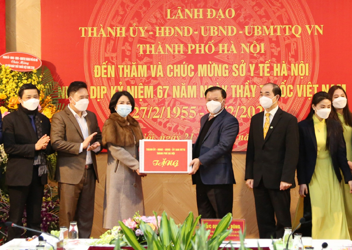 Bí thư Thành ủy Đinh Tiến Dũng thăm, chúc mừng Ngành Y tế Thủ đô-1